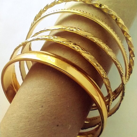 5 Vintage 1960s-1970s Bangle Bracelets Size XL Goldtone Metal 1 Monet - Picture 1 of 13